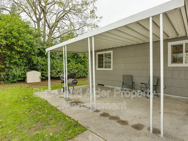 Building Photo - 9733 SE Ramona St