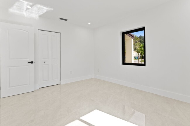 Building Photo - 15920 NW 17th Ave