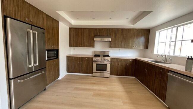 Kitchen - 4347 Freedom Dr