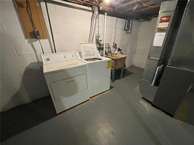 Building Photo - 214 E Spruce St