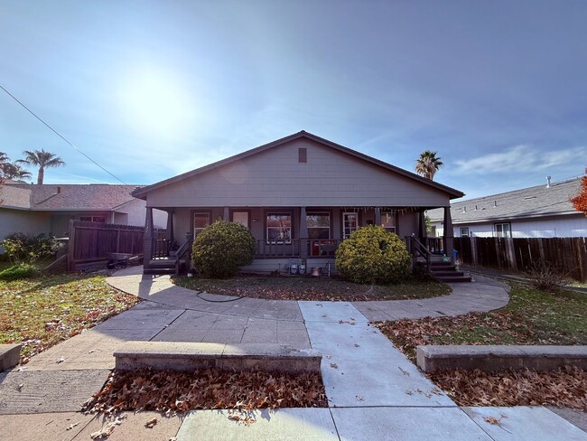 Building Photo - Charming 2-bedroom, 1-bathroom Duplex Loca...