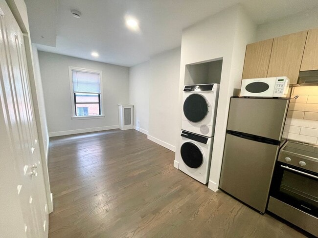 Building Photo - Newbury St Studio apartment on top floor with laundry in unit