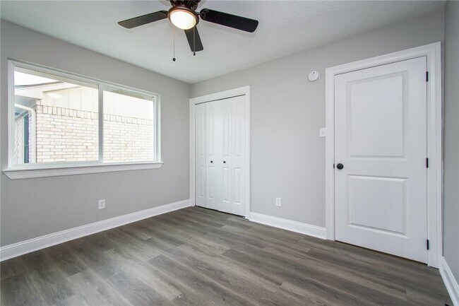 Building Photo - 4014 Alshire Dr