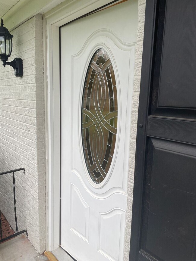 Building Photo - 4 BR 3 BA house on corner lot