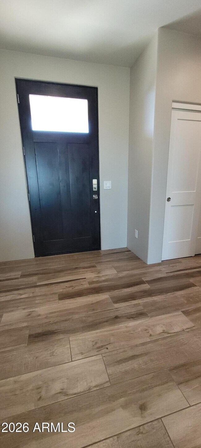 Building Photo - 900 W Hermosa Dr