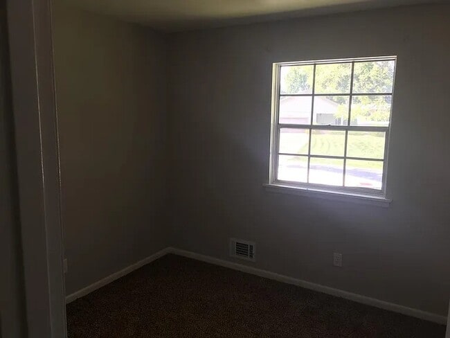Building Photo - 3002 Seminole Dr