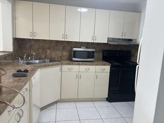 Building Photo - 7920 N Colony Cir