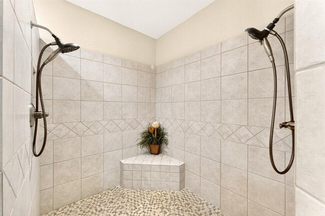 Building Photo - 606 Rogart Dr