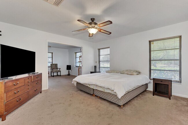 Building Photo - BEAUTIFUL 2 BEDROOM 2 BATHROOM + A DEN VILLA WITH GORGEOUS LAKE VIEWS!