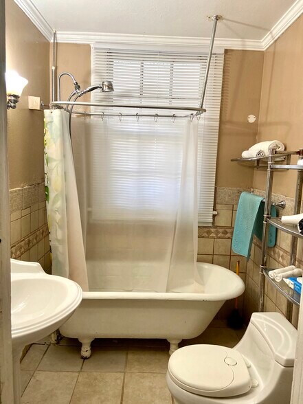 Bathroom with claw foot bath tub - 1028 Cherokee St