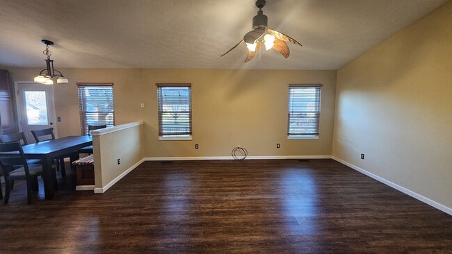 Building Photo - 560 Little Creek Dr