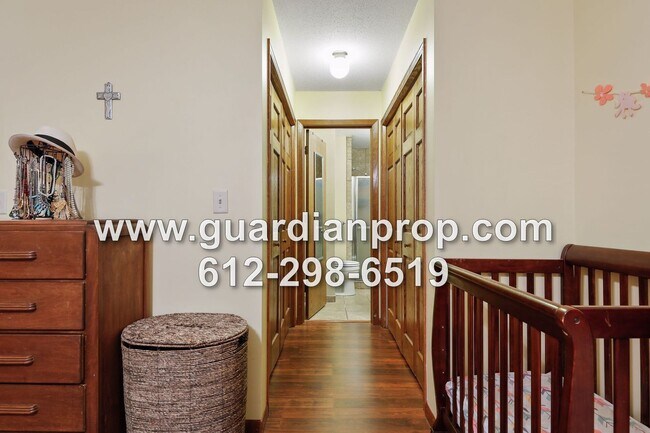 Building Photo - Top Floor Condo Available September 1 in H...