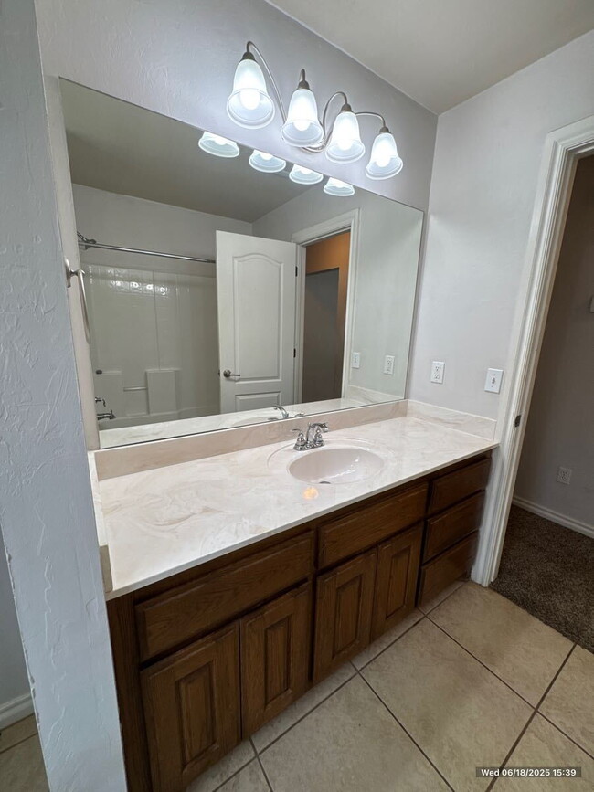 Building Photo - Move-In Ready Choctaw Gem with Modern Kitc...