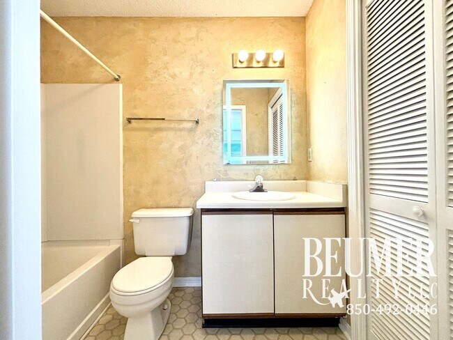 Building Photo - 2 Bedroom 2.5 Bath Townhome Near Perdido Key