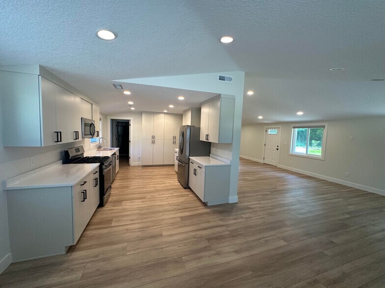 Kitche and Dining space - 1415 S Oak St