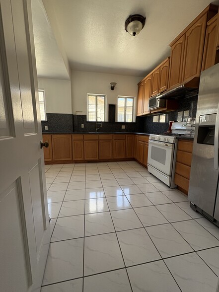 Kitchen - 1428 S Chapel Ave