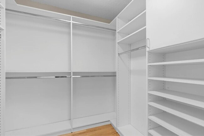 Building Photo - 9715 Woods Dr