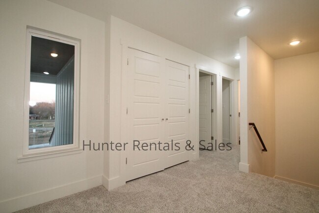 Building Photo - Upscale Three-bedroom Townhome!