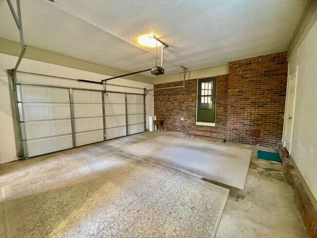 Building Photo - Charming 3-Bedroom Nest with 2 Full Baths ...