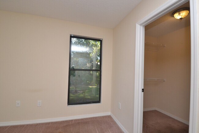 Building Photo - Lovely Winter Springs Condo ~ Vinyl Plank Flooring and Large Screened Patio!