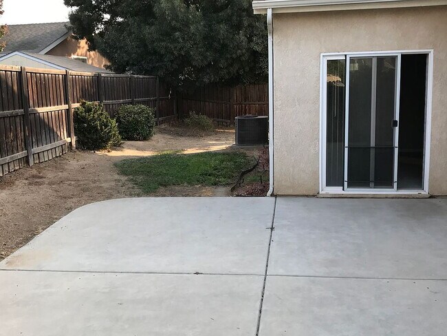Building Photo - 4 Bed Sanger Home!!