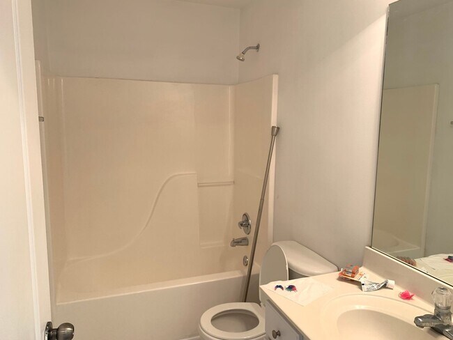 Building Photo - "Pre-Leasing August 2026" Large House Near...