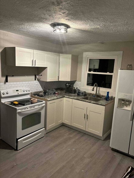 Building Photo - 877 Pontiac Ave