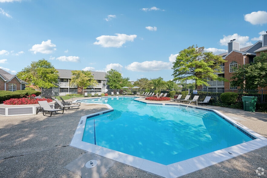 Clubhouse Pool - Lakeshore Apartments