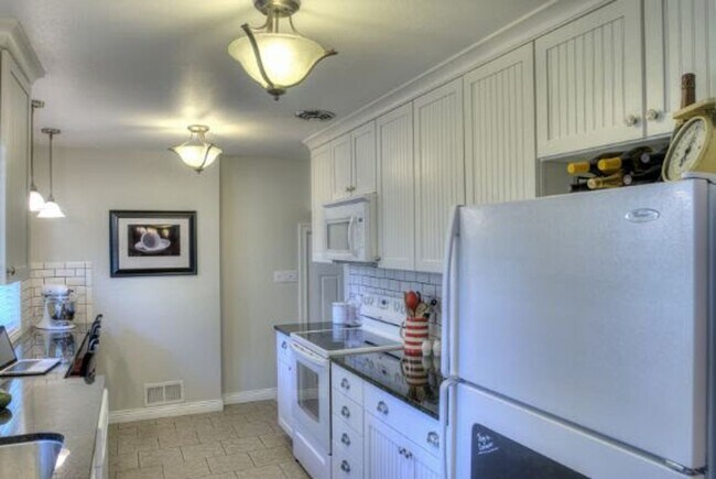 Building Photo - Available June 29th Spacious 3 Bedroom Rancher with Finished Basement & Beautiful Upgrades
