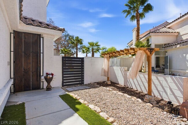 Building Photo - 7285 Winding Creek Dr