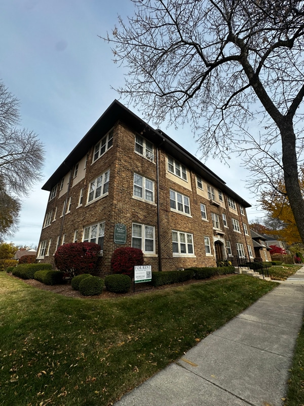 Building Photo - 1700 E Chateau Pl