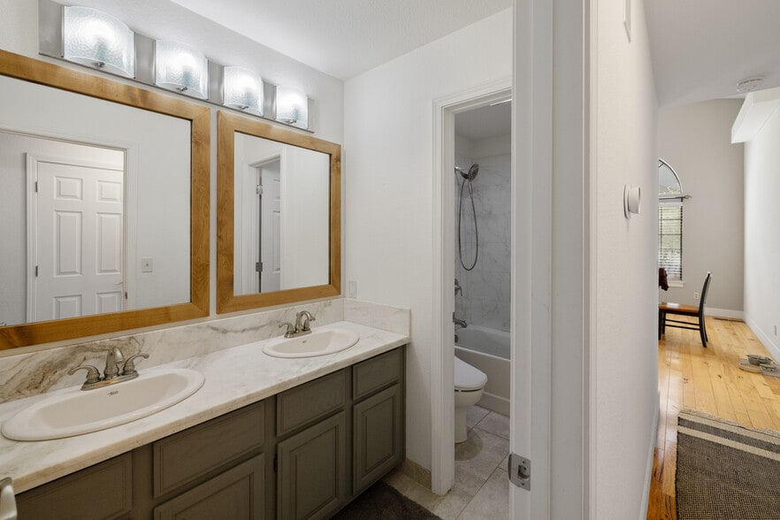 Building Photo - 1557 Bramble Ct