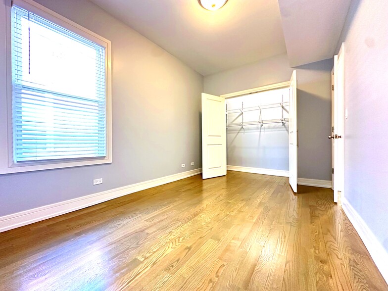 Building Photo - 5052 W Sunnyside Ave