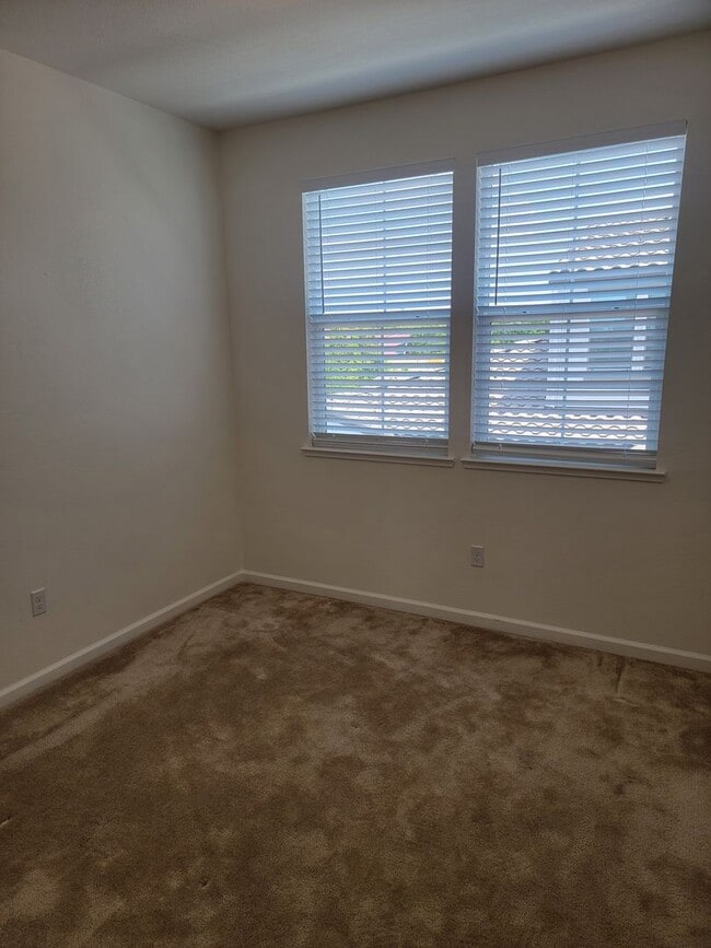 Building Photo - Beautiful 3 story home with 4 bedrooms 3.5...