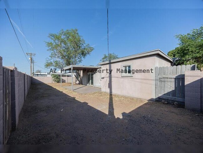 Building Photo - 1619 E Whitton Ave