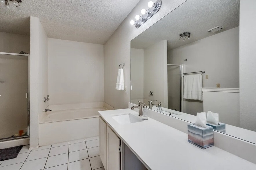 Building Photo - Room in House on Bandera St