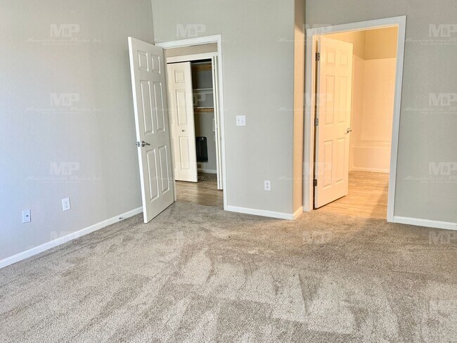 Building Photo - 4825 Hahns Peak Dr