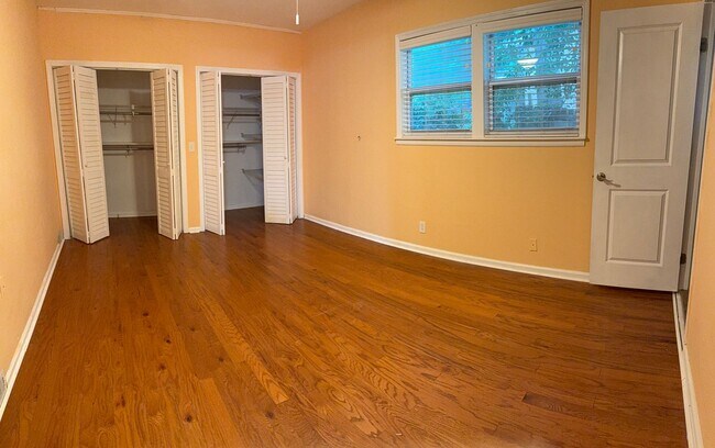 Building Photo - 5 Bedroom/4 Bath Home for lease on 1.5 Acr...