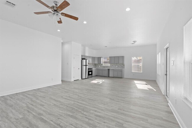 Building Photo - 4620 N Railroad Ave