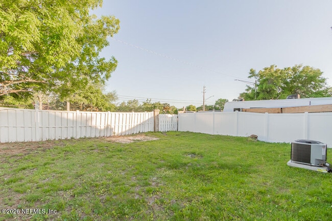 Building Photo - 563 Staffordshire Dr E