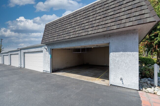 Building Photo - 2600 Huntington Dr