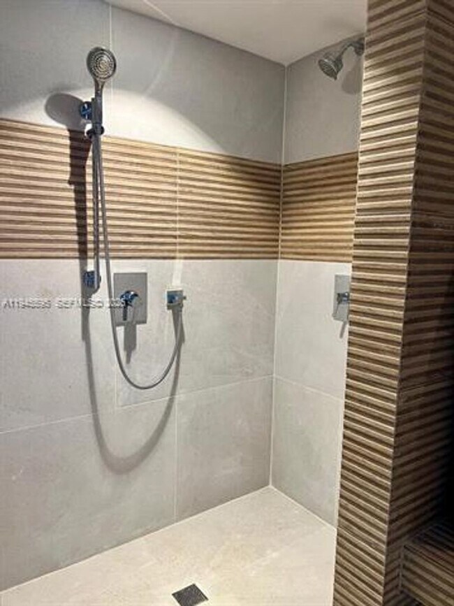 Building Photo - 9821 E Bay Harbor Dr