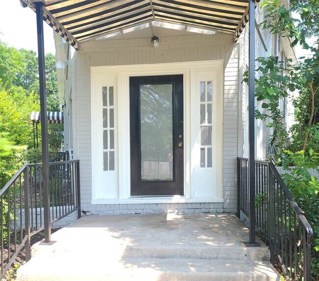 Building Photo - 4414 Woodside St