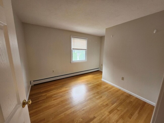 Building Photo - 4 bedroom 2.5 bath Single Family in Shrews...