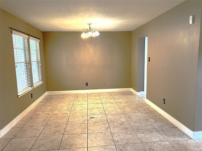 Building Photo - 6819 Kingwood Glen Dr