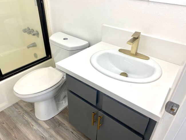 Building Photo - Lovely 2 Bed/2 Bath with Hardwood Floors, ...
