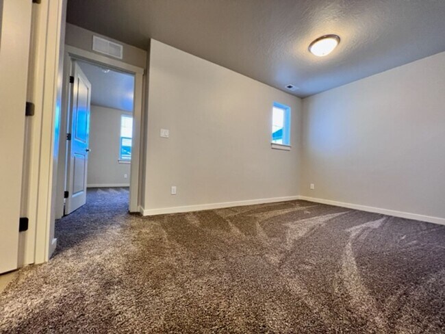Building Photo - Beautiful Home in Meridian! Solar Power and Landscaping included.
