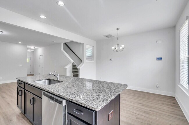 Building Photo - Stylish 3BR/2.5BA END-UNIT Townhome with Garage in Camelot Townes! $1,650/mo rent