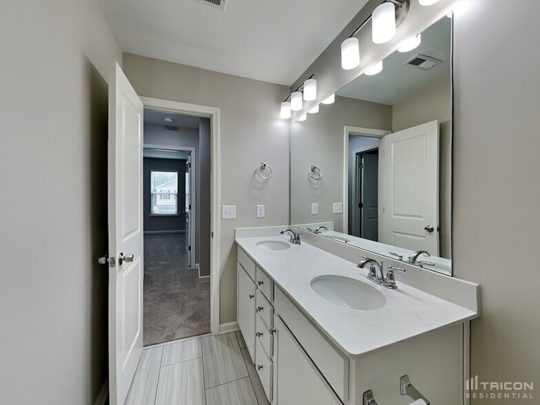 Building Photo - 200 Spring Knoll Dr