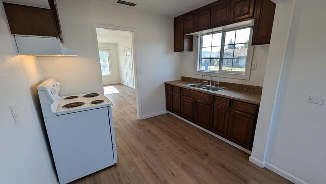 Building Photo - Updated 2 Bedroom 1 Bath Home on Large Cor...